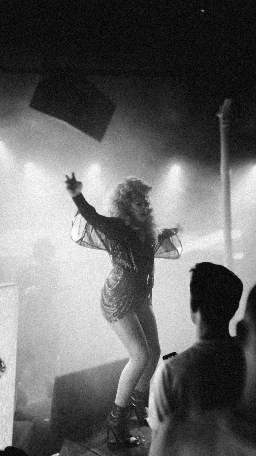 Performer drag maquillada durante la batalla Drag Rush en Buenos Aires