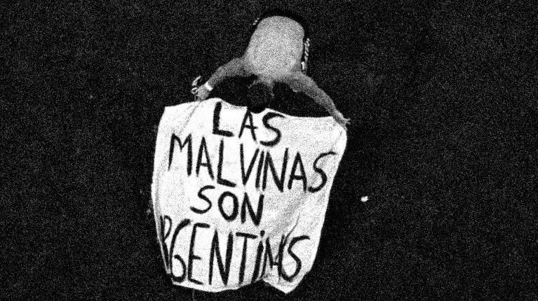 Hincha desplegando una bandera pintada a mano que dice &laquo;Las Malvinas son argentinas&raquo;
