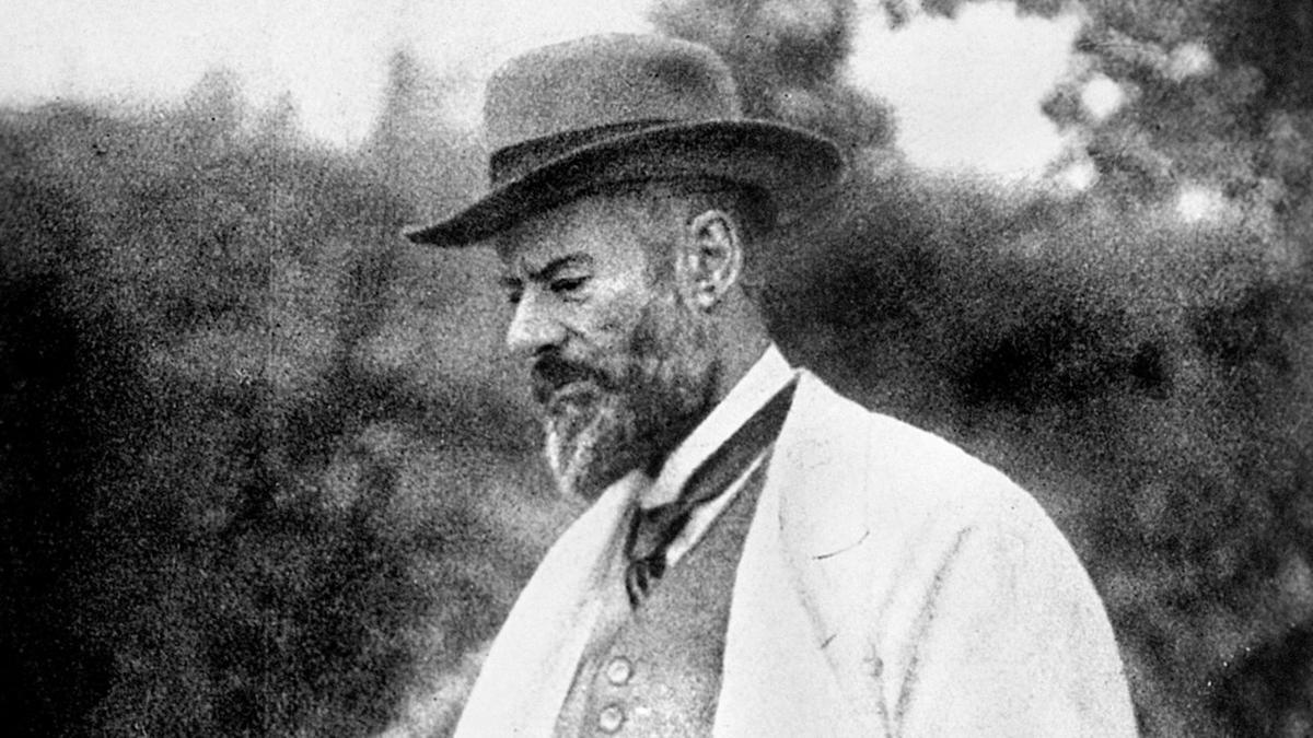 Retrato en blanco y negro de Max Weber de perfil, con sombrero y barba, al aire libre