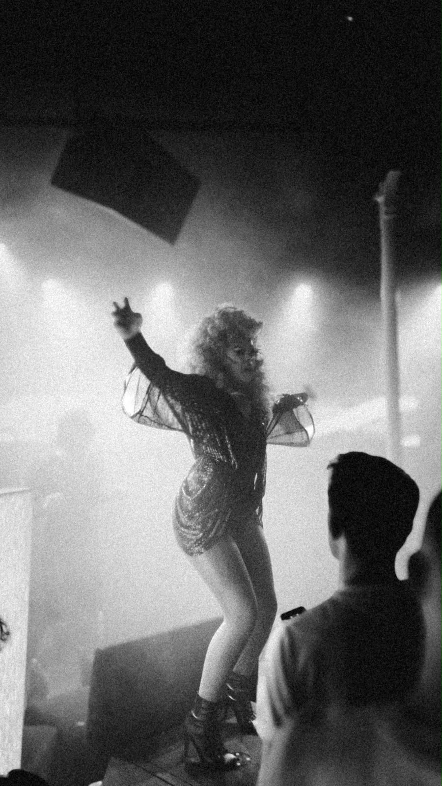 Performer drag maquillada durante la batalla Drag Rush en Buenos Aires